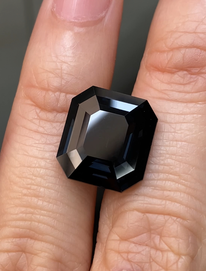 Transparency black spinel 10.14ct. 